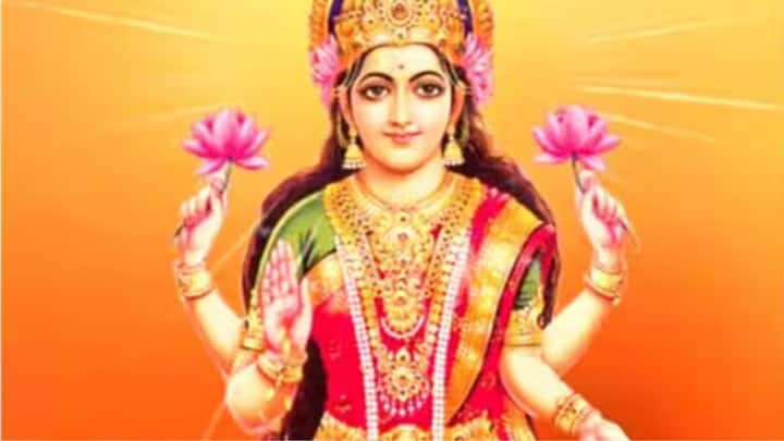 বাড়ির দোরগোড়ায় মা লক্ষ্মীর পায়ের ছাপের আল্পনা আঁকার পাশাপাশি ধানের শিষের মতো করে আল্পনা আঁকেন বাড়ির নানাদিকে। অনেকে আবার সারারাত ধরে পুজো করেন মা লক্ষ্মীর।