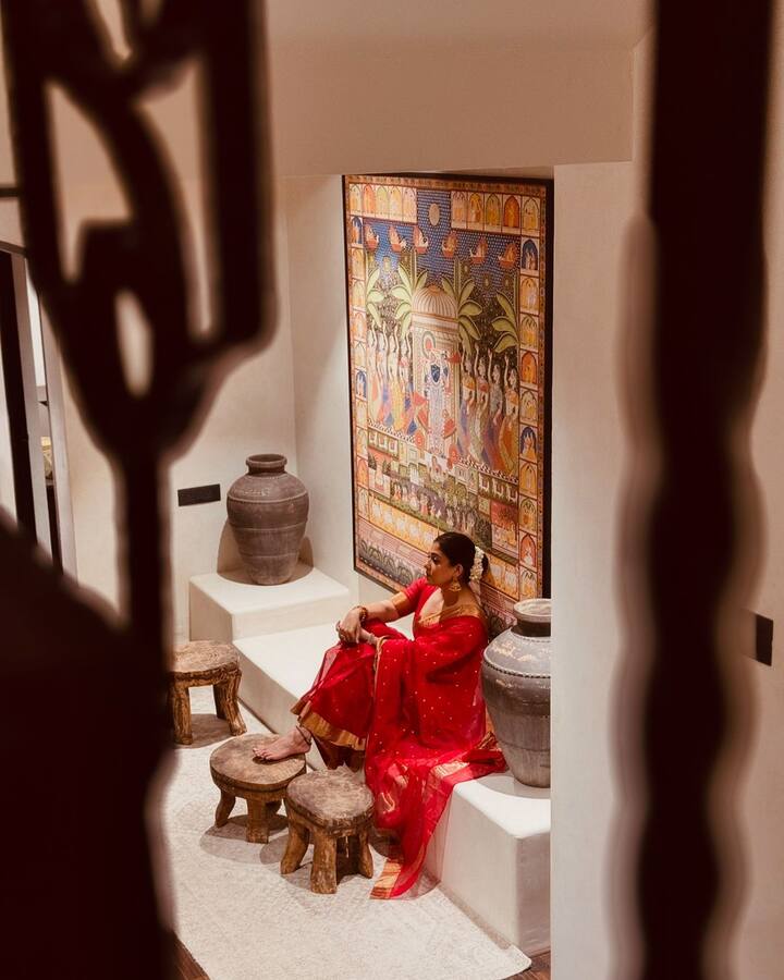 वहीं नयनतारा के  इस रॉयल रेड साड़ी लुक से आप करवाचौथ के लिए इंस्पिरेशन ले सकती हैं.