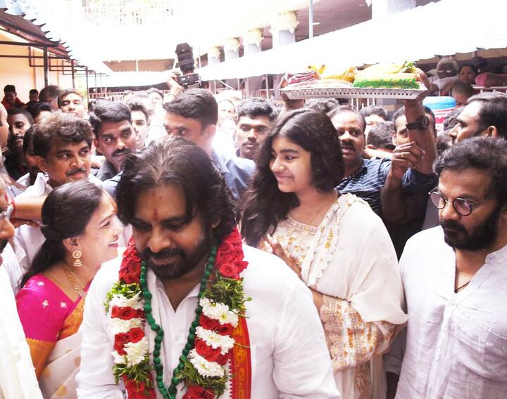 మూలా నక్షత్రంలో సరస్వతిదేవి అలంకారంలో ఉన్న కనకదుర్గమ్మ దర్శనార్థం వచ్చిన పవన్ కళ్యాణ్ కు ఆలయ అధికారులు ఘన స్వాగతం పలికారు