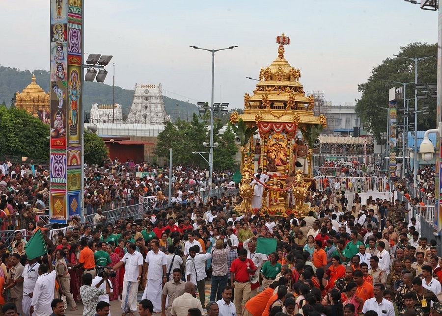 Tirumala Brahmotsavam 2024: స్వర్ణరథంపై ఊరేగిన దేవదేవుడు తిరుమల శ్రీ వెంకటేశ్వరస్వామి