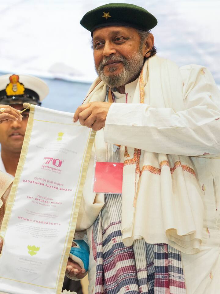 एक्टर ने सिनेमा में अपने शुरुआती दिनों के किस्से साझा किए, जब उन्हें पहला राष्ट्रीय फिल्म पुरस्कार मिला था. उन्होंने कहा कि वह अपनी फिल्म की स्क्रीनिंग पर गए थे तो उन्हें उम्मीद थी कि उन्हें किसी बड़े निर्माता की फिल्म में कास्ट किया जाएगा. चक्रवर्ती ने कहा, 'मुझे याद है कि लोग मेरी तारीफ करते हुए कहने लगे थे ‘वाह, तुम्हें राष्ट्रीय पुरस्कार मिला है.’ मुझे घमंड हो गया, लगा कि मैंने वाकई कुछ बड़ा हासिल कर लिया है.'