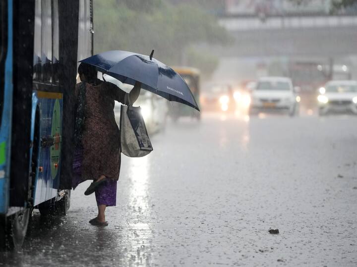 मौसम विभाग ने दक्षिण कर्नाटक, तमिलनाडु, केरल में 11 अक्टूबर से 14 अक्टूबर तक बारिश को लेकर अलर्ट किया है. झारखंड में पिछले 24 घंटों के दौरान अच्छी बारिश देखी गई है. रांची मौसम विज्ञान केंद्र के अनुसार अगले 24 घंटों के दौरान राजधानी रांची समेत राज्य के कई हिस्सों में बारिश के साथ वज्रपात होने की संभावना है.