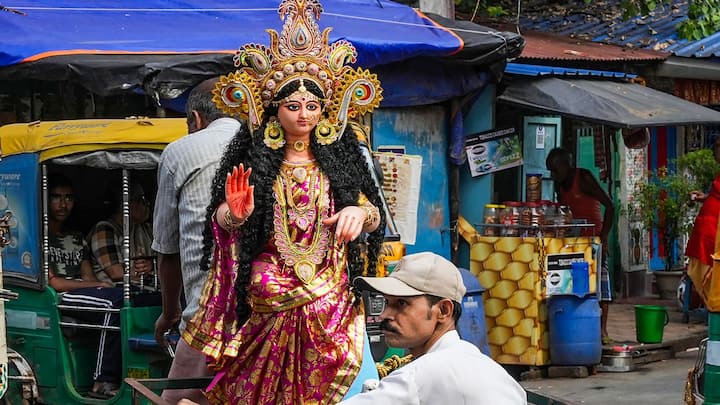 লক্ষ্মী পুজোর দিন লাল, গোলাপি, হলুদ ও কমলা রঙের পোশাক পরার পরামর্শ দেন জ্যোতিষীরা। সাদা ও কালো পোশাক পরতে বারণ করেন।