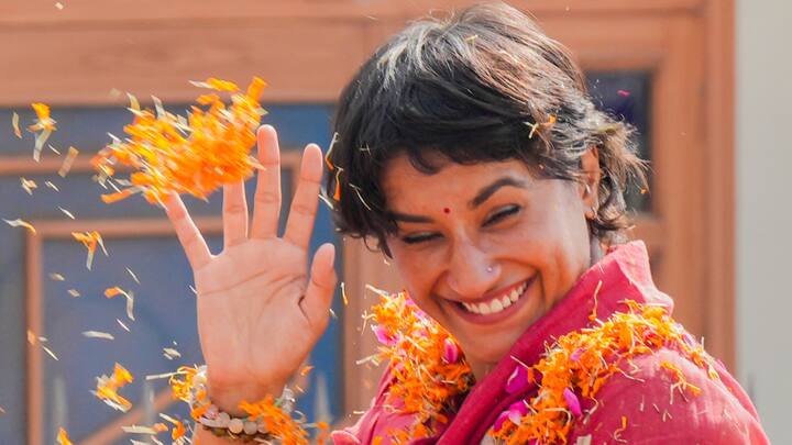 Supporters shower flowers on Congress candidate Vinesh Phogat after she won her maiden election from Julana constituency in Jind district. Phogat’s victory margin was over 6,000 votes. (Photo: PTI)