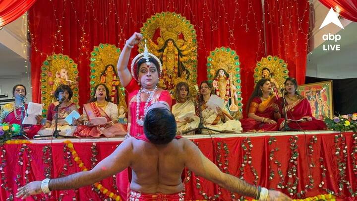 সব অনুষ্ঠানেই উপচে পড়েছে ভিড়। আর জি কর কাণ্ড নিয়ে যখন গোটা দেশ উত্তাল, আন্দোলনের রেশ পড়েছে বিদেশেও, তখন নাচের মঞ্চ থেকেই সমাজের অশুভ শক্তির বিনাশ ও শুভ শক্তির জয়ের প্রার্থনা করছেন ডোনা। ছবি - ডোনা গঙ্গোপাধ্যায়। তথ্য - সন্দীপ সরকার