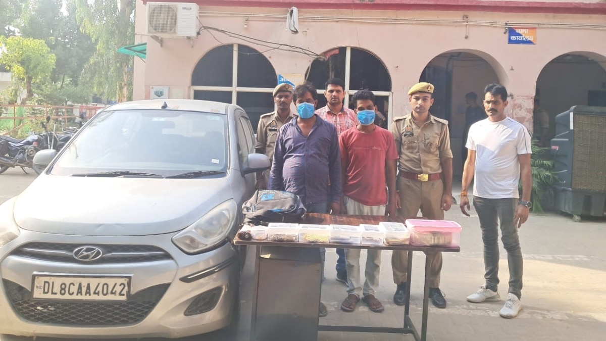 नोएडा: पुलिस ने सोसाइटी के फ्लैट्स में चोरी करने वाले 2 चोरों को गिरफ्तार किया, जेवर और नकदी बरामद