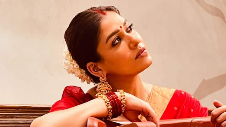 Nayanthara Latest Photos : నవరాత్రుల్లో భాగంగా నయనతార తన లేటెస్ట్ ఫోటోలను ఇన్​స్టాలో షేర్ చేసింది. రెడ్ కలర్ శారీలో అందంగా ముస్తాబై ఫెస్టివల్ వైబ్స్ తీసుకొచ్చింది.