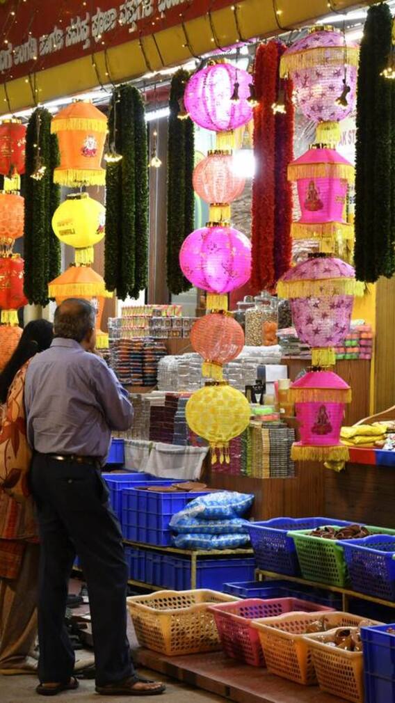 दिल्ली की इन लोकल मार्केट्स से करें दिवाली की शॉपिंग