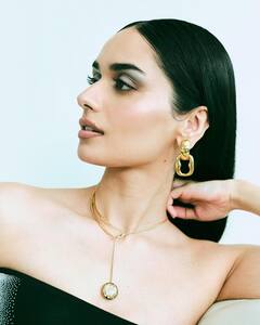 Manushi Chhillar: मानुषी छिल्लरचा ग्लॅम लूक; ब्लॅक ड्रेसमध्ये दिसतेय फारच खास!