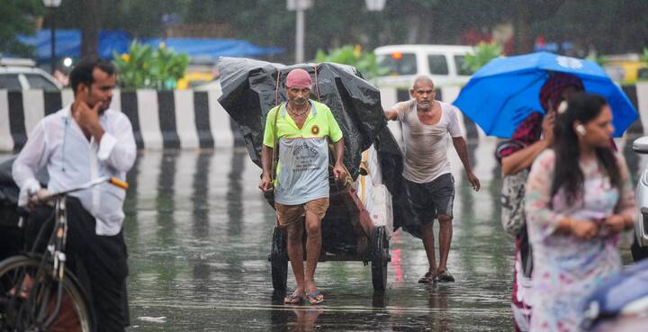 मौसम विभाग के अनुसार, दिल्ली में अक्टूबर के दौरान दिन का अधिकतम तापमान 34 डिग्री से गिरकर 30 डिग्री तक पहुंच जाता है. वहीं, न्यूनतम तापमान 23 डिग्री से कम होकर 18 डिग्री तक हो जाता है.