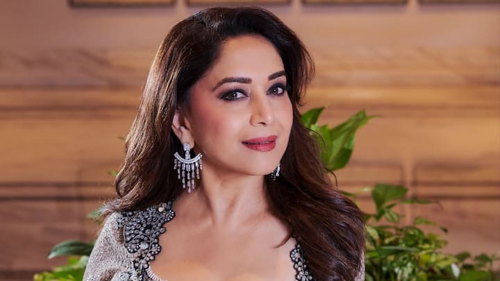 Madhuri Dixit Fitness Goal: মাধুরী দিক্ষীত ফিট থাকার জন্য প্রথম গুরুত্ব দেন খাওয়া দাওয়ায়। দিনের বেশিরভাগ সময়টাই ফল আর সবুজ সবজি খেয়ে কাটান মাধুরী।