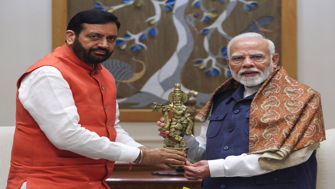 ஹரியானாவின் ஆட்ட நாயகன்.. முதலமைச்சர் சைனியை நேரில் அழைத்து வாழ்த்திய பிரதமர் மோடி! Haryana Chief Minister Nayab Singh Saini meets Prime Minister Modi after massive win in the state ஹரியானாவின் ஆட்ட நாயகன்.. முதலமைச்சர் சைனியை நேரில் அழைத்து வாழ்த்திய பிரதமர் மோடி!