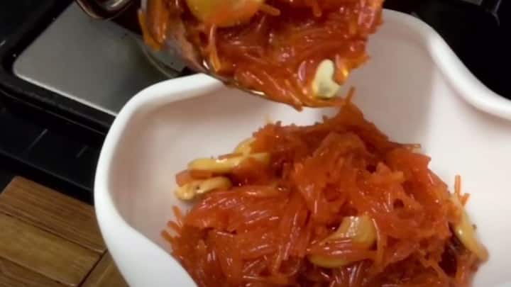 ஒரு கடாயில் நெய் ஊற்றி, சேமியாவை சேர்த்து பொன்னிறமாகும் வரை வறுக்கவும். அதே கடாயில் மீண்டும் நெய் ஊற்றி முந்திரி, திராட்சையை சேர்த்து வறுக்கவும்.