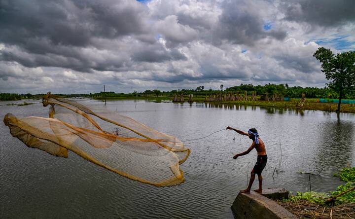 मौसम पूर्वानुमान एजेंसी स्काईमेट के अनुसार, दिल्ली में पतझड़ (ऑटम) का मौसम शुरू हो गया है. यह मौसम आमतौर पर छोटे दिनों और हल्की ठंडक से शुरू होता है, पहले रात में तापमान गिरता है और धीरे-धीरे दिन में भी ठंडक बढ़ती है.