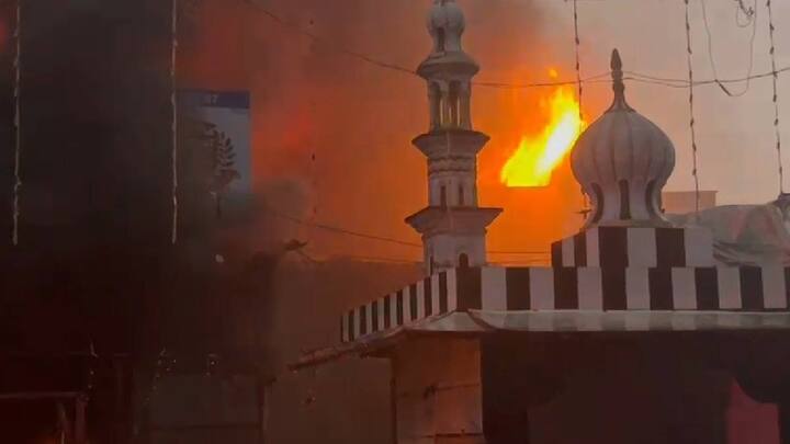 नारायण नगर येथील आग लागलेल्या परिसरात मोठ्या प्रमाणात झोपडपट्टी वस्ती व लहानसहान कारखाने आहेत. त्यामुळे, पोलिसांनी परिसरात धाव घेत वाहतूक मार्ग बंद केले असून वर्दळ हटविण्यात येत आहे.