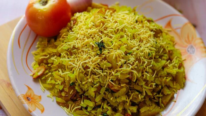 பின்பு கடாயில் எண்ணெய் ஊற்றி அதில் உளுத்தம் பருப்பு, கடலை பருப்பு, கடுகு, சீரகம் சேர்த்து கலந்துவிடவும்.