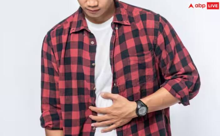 ਕਬਜ਼ ਦੇ ਕਰਕੇ ਸਰੀਰ ਵਿੱਚ ਹੋਰ ਵੀ ਕਈ ਸਮੱਸਿਆਵਾਂ ਪੈਦਾ ਹੋਣ ਲੱਗ ਜਾਂਦੀਆਂ ਹਨ। ਸਰੀਰ ਨੂੰ ਇੱਕ ਵਾਰ ਕਬਜ਼ ਦੀ ਸਮੱਸਿਆ ਹੋ ਜਾਵੇ ਤਾਂ ਬਾਅਦ ਵਿੱਚ ਇਹ ਬਵਾਸੀਰ ਦਾ ਕਾਰਨ ਬਣ ਜਾਂਦੀ ਹੈ। ਇਸ ਤੋਂ ਬਚਣ ਲਈ ਆਪਣੀ ਡਾਈਟ 'ਚ ਲੱਸੀ ਨੂੰ ਸ਼ਾਮਲ ਕਰੋ। ਸਿੰਪਲ ਲੱਸੀ ਦੀ ਬਜਾਏ ਜੀਰਾ ਅਤੇ ਅਜਵਾਇਨ ਪਾ ਕੇ ਲੱਸੀ ਪੀਓ। ਇਸ ਨਾਲ ਪੁਰਾਣੀ ਕਬਜ਼ ਦੀ ਸਮੱਸਿਆ ਨੂੰ ਵੀ ਠੀਕ ਕੀਤਾ ਜਾ ਸਕਦਾ ਹੈ।