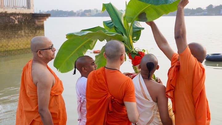 তারপর প্রতিমার চক্ষুদান ও প্রাণ প্রতিষ্ঠার পর, বিশুদ্ধ সিদ্ধান্ত মতে পুজো শুরু। ছবি সূত্র- বেলুড় মঠ