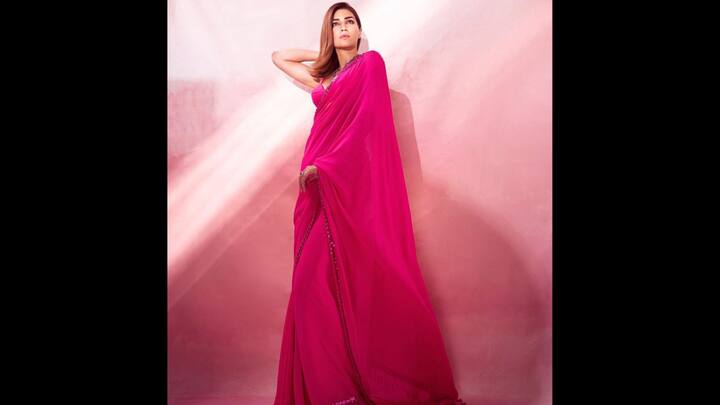 6. Kriti Sanon: Kriti looks stunning in a vibrant flowy pink saree. The saree's shade is highlighted by its few ornamentation and sequin lace, giving it a sleek and contemporary appearance. (Image Source: Twitter/@filmfare)
