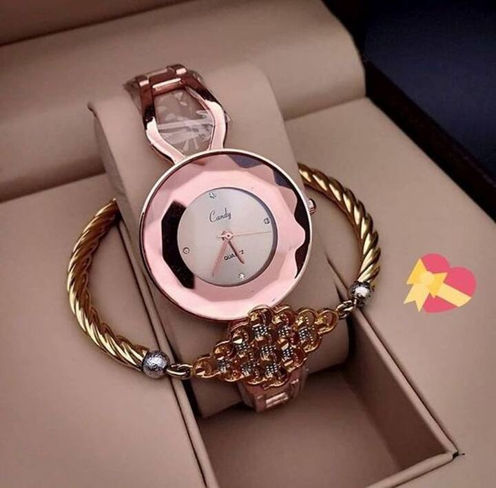 ਗੁੱਟ ਦੀ ਘੜੀ: ਤੁਸੀਂ ਕਰਵਾ ਚੌਥ 'ਤੇ ਆਪਣੀ ਪਤਨੀ ਲਈ ਇਕ ਸੁੰਦਰ ਘੜੀ ਖਰੀਦ ਸਕਦੇ ਹੋ। ਅੱਜਕੱਲ੍ਹ ਬਹੁਤ ਸਟਾਈਲਿਸ਼ ਘੜੀਆਂ ਦਾ ਰੁਝਾਨ ਹੈ।