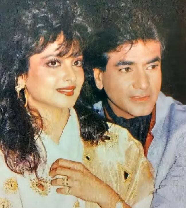 'ਏਕ ਬੇਚਾਰਾ' ਦੀ ਸ਼ੂਟਿੰਗ ਦੌਰਾਨ ਹੀ ਰੇਖਾ ਅਤੇ ਜਤਿੰਦਰ ਵਿਚਕਾਰ ਨੇੜਤਾ ਵਧੀ ਸੀ। ਹਾਲਾਂਕਿ ਰੇਖਾ ਨਾਲ ਰਿਲੇਸ਼ਨਸ਼ਿਪ 'ਚ ਰਹਿੰਦੇ ਹੋਏ ਜਤਿੰਦਰ ਸ਼ੋਭਾ ਨੂੰ ਵੀ ਛੱਡਣਾ ਨਹੀਂ ਚਾਹੁੰਦੇ ਸਨ। ਇੱਕ ਫਿਲਮ ਦੀ ਸ਼ੂਟਿੰਗ ਦੌਰਾਨ, ਅਭਿਨੇਤਰੀ ਨੇ ਜਤਿੰਦਰ ਨੂੰ ਇਹ ਕਹਿੰਦੇ ਹੋਏ ਸੁਣਿਆ ਕਿ ਰੇਖਾ ਉਸ ਲਈ ਸਿਰਫ਼ ਇੱਕ ਪਾਸ ਟਾਈਮ ਸੀ। ਇਸ ਤੋਂ ਰੇਖਾ ਨੂੰ ਬਹੁਤ ਦੁੱਖ ਹੋਇਆ ਅਤੇ ਫਿਰ ਉਸ ਨੇ ਜਤਿੰਦਰ ਨਾਲ ਆਪਣਾ ਰਿਸ਼ਤਾ ਤੋੜ ਲਿਆ।