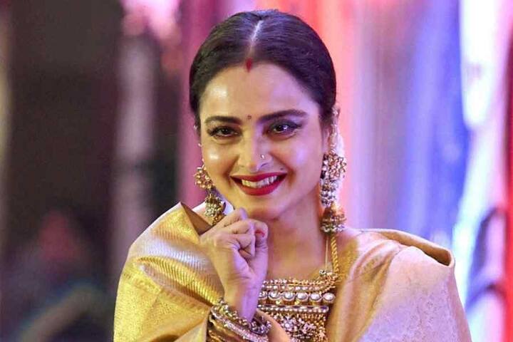 Rekha Birthday: બૉલીવૂડની એવરગ્રીન અભિનેત્રી રેખાની પ્રૉફેશનલ લાઈફ જેટલી સફળ રહી તેટલી જ તેની પર્સનલ લાઈફ પણ ચર્ચામાં રહી. આ પીઢ અભિનેત્રીના 7 કલાકારો સાથે અફેર હતા.