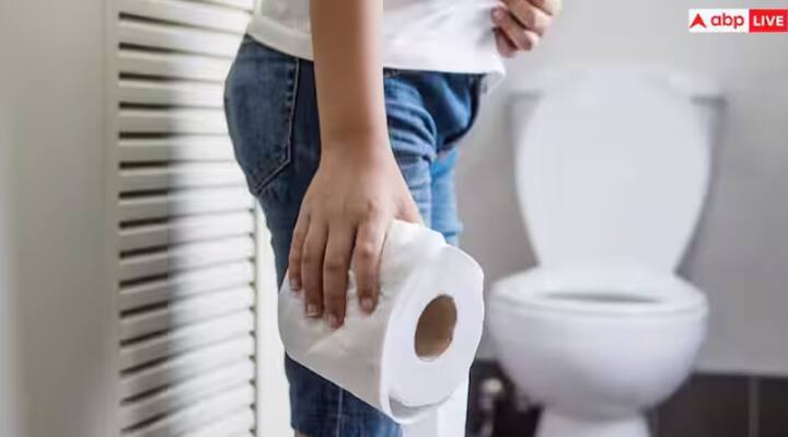 Constipation: ਭੋਜਨ ਚ ਬਹੁਤ ਜ਼ਿਆਦਾ ਤਲਿਆ ਹੋਇਆ ਭੋਜਨ ਅਤੇ ਮੈਦਾ ਖਾਣ ਨਾਲ ਪੇਟ ਖਰਾਬ ਹੋ ਜਾਂਦਾ ਹੈ। ਭੋਜਨ ਵਿੱਚ ਫਾਈਬਰ ਦੀ ਕਮੀ ਕਾਰਨ ਕਬਜ਼ ਦੀ ਸਮੱਸਿਆ ਗੰਭੀਰ ਹੋ ਜਾਂਦੀ ਹੈ। ਖਰਾਬ ਜੀਵਨ ਸ਼ੈਲੀ ਕਾਰਨ ਸਥਿਤੀ ਬਹੁਤ ਗੰਭੀਰ ਹੋ ਸਕਦੀ ਹੈ।