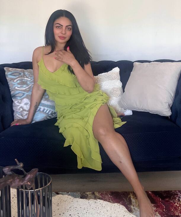 2013 में, नीरू बाजवा ने फिल्म ‘जट एंड जूलियट’ में काम किया था. इस फिल्म में दिलजीत दोसांझ भी थे और ये सुपर-डुपर हिट रही थी. इसी के साथ नीरू भी पंजाबी सिनेमा की सुपरस्टार बन गई थीं.