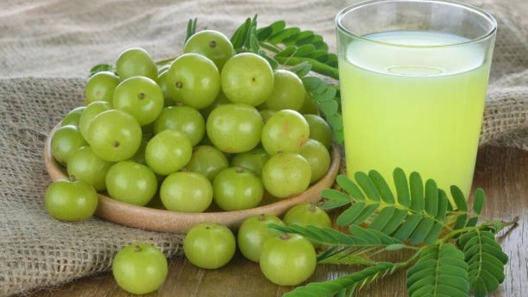Amla Juice On Empty Stomach Know the Health Benefits Amla Juice Health Benefits: খালি পেটে এই ফলের রস খাচ্ছেন তো? ভাল থাকবে চুল-ত্বক, কমবে সর্দি-কাশি, এমনকি পেটের সমস্যাও