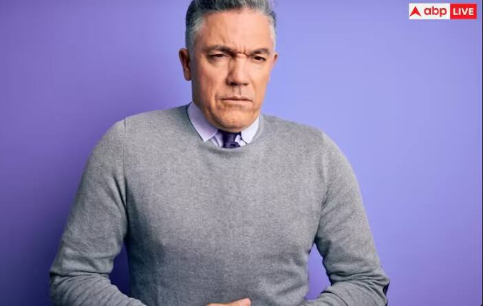 ਇਸ ਨਾਲ ਕਬਜ਼ ਤੋਂ ਰਾਹਤ ਮਿਲਦੀ ਹੈ। ਜੀਰਾ ਅਤੇ ਅਜਵਾਇਣ ਮਿਲਾ ਕੇ ਪੀਣ ਨਾਲ ਗੈਸ, ਬਦਹਜ਼ਮੀ ਅਤੇ ਪੇਟ ਦੀਆਂ ਹੋਰ ਸਮੱਸਿਆਵਾਂ ਤੋਂ ਵੀ ਰਾਹਤ ਮਿਲਦੀ ਹੈ ਇਸ ਦੇ ਲਈ 1 ਗਲਾਸ ਸਿੰਪਲ ਲੱਸੀ ਪੀਓ। ਜੇ ਤੁਸੀਂ ਚਾਹੋ, ਤਾਂ ਤੁਸੀਂ ਦਹੀਂ ਨੂੰ ਫੈਂਟ ਕੇ ਇਸ ਨੂੰ ਪਤਲੀ ਲੱਸੀ ਬਣਾ ਸਕਦੇ ਹੋ। ਹੁਣ ਇਸ 'ਚ 1 ਚੱਮਚ ਭੁੰਨਿਆ ਹੋਇਆ ਜੀਰਾ ਪਾਊਡਰ ਅਤੇ ਅੱਧਾ ਚਮਚ ਭੁੰਨੀ ਹੋਈ ਅਜਵਾਇਣ ਪਾਊਡਰ ਮਿਲਾਓ। ਸੁਆਦ ਲਈ ਇਸ ਵਿਚ ਕਾਲਾ ਨਮਕ ਪਾਓ। ਹੁਣ ਇਸ ਲੱਸੀ ਨੂੰ ਸਵੇਰੇ ਜਾਂ ਦੁਪਹਿਰ ਸਮੇਂ ਭੋਜਨ ਦੇ ਨਾਲ ਪੀਓ।