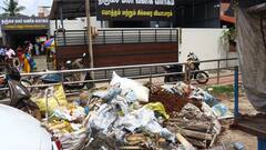 பூக்கழிவுகள் அழுகி நாறுகிறது... உடனே அப்புறப்படுத்துங்க: தொல்காப்பியர் சதுக்கம் பகுதியில்தான் இந்த அவலநிலை