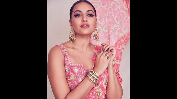 3. Sonakshi Sinha: Sonakshi looks stunning in a vivid pink saree adorned with detailed gold and flower embroidery. She has accessorised it with striking gold pieces, such as chunky earrings and kadas, to create a classic yet elegant ensemble which suits the festive season. (Image Source: Twitter/@filmfare)