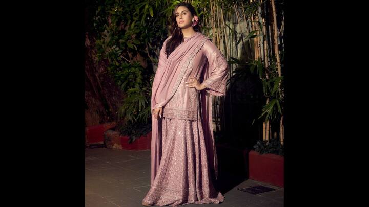 2. Huma Qureshi: Huma Qureshi's attire is perfect for the Navratri celebrations. She has worn a kurta and lehenga with a subdued pink embroidery and has paired it with a matching dupatta. The silky fabric and elaborate lace embellishments exude an exquisite, antique charm. (Image Source: Twitter/@filmfare)