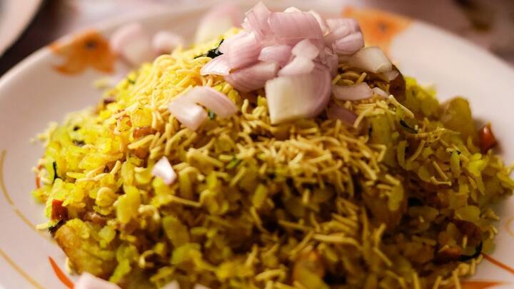 அவலை கழுவி தனியாக எடுத்து வைக்கவும். கடாயில் எண்ணெய் ஊற்றி அதில் வேர்க்கடலை சேர்த்து பொன்னிறமாக வறுத்து எடுக்கவும்.