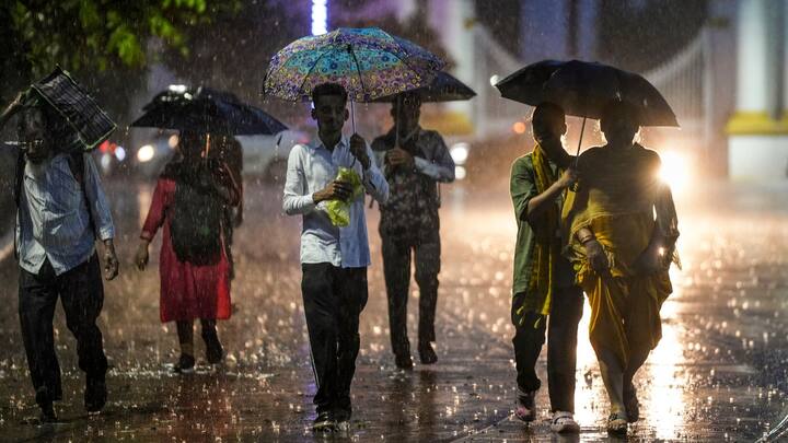 পাশাপাশি এই সতর্কতা থাকছে মুর্শিদাবাদ ও নদিয়াতেও। অপরদিকে অষ্টমীতে উত্তরবঙ্গের ৫ জেলায় থাকছে দুর্যোগের আশঙ্কা।