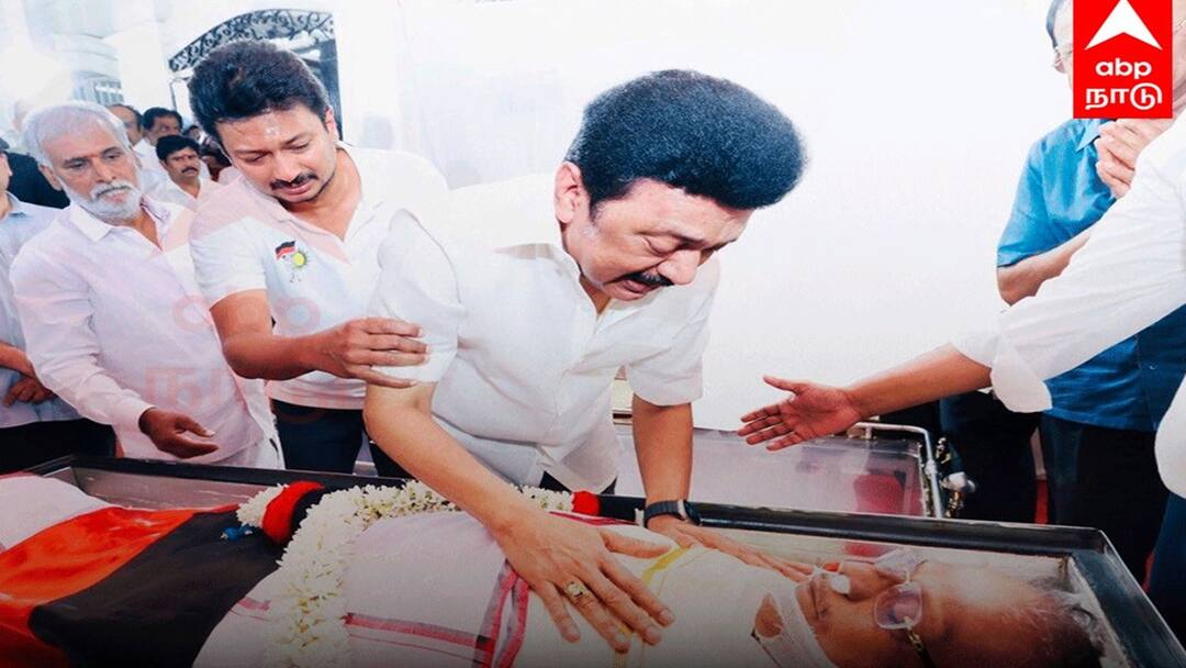 Tamil Nadu CM MK Stalin breaks down while seeing DMK mouthpiece editor Murasoli Selvam dead body முரசொலி செல்வம் உடலை பார்த்து கதறி அழுத முதல்வர் ஸ்டாலின்.. தாங்கி பிடித்த துணை முதல்வர் உதயநிதி!