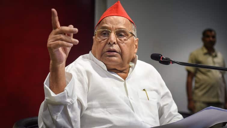 up politics Akhilesh Yadav on mulayam singh yadav alleged displeasure from up government 'मुलायम सिंह यादव की नाराजगी दूर करेंगे...' अखिलेश यादव के इस बयान से मच गई थी यूपी की सियासत में हलचल