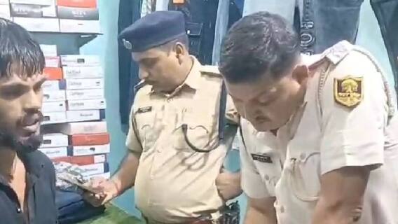 Bihar News: पटना में दुकान के अंदर युवक ने दोस्त को मारी गोली, दुकानदार ने घसीटते हुए घायल को किया बाहर Bihar News: पटना में दुकान के अंदर युवक ने दोस्त को मारी गोली, दुकानदार ने घसीटते हुए घायल को किया बाहर