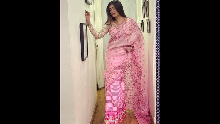 1. Sushmita Sen: Sushmita's soft pink saree has a full-sleeved embroidered net blouse and a striped pallu. The saree has exquisite floral embroidery. The style radiates charm and is both refined and modest. (Image Source: Twitter/@HydTimes)