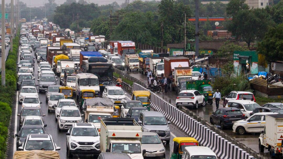 Traffic jam in Akshardham on Delhi-Noida border Delhi Traffic Jam: दिल्ली-नोएडा बॉर्डर पर लंबा जाम, वाहन चालक से लेकर पैदल चलने वाले तक परेशान, जानें वजह 