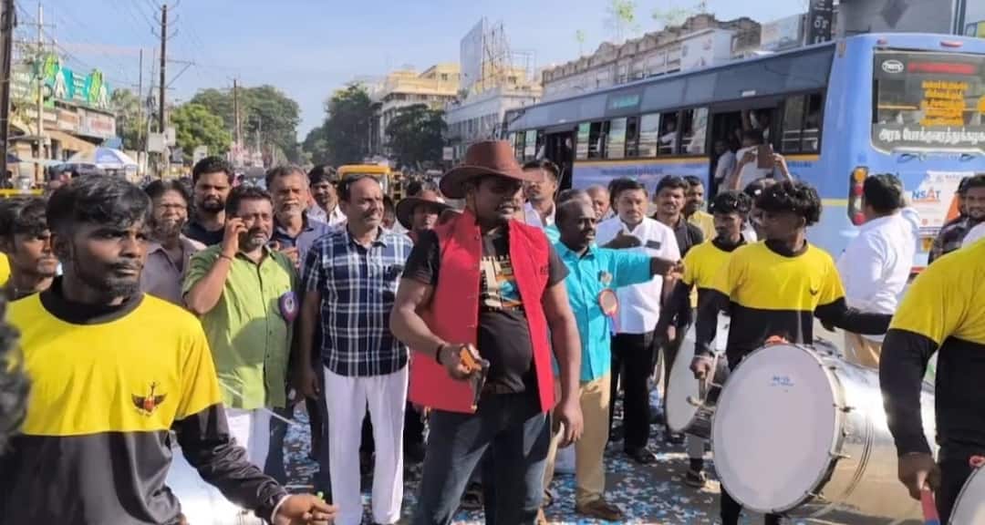 Vettaiyan : வேட்டையன் போல கையில் துப்பாக்கியுடன், குதிரையில் வந்த ரஜினி ரசிகர்.. மதுரையில் அதகளம்.. Vettaiyan Rajini Madurai where Rajini fans came on horseback with guns in their hands like hunters tnn Vettaiyan : வேட்டையன் போல கையில் துப்பாக்கியுடன், குதிரையில் வந்த ரஜினி ரசிகர்.. மதுரையில் அதகளம்..