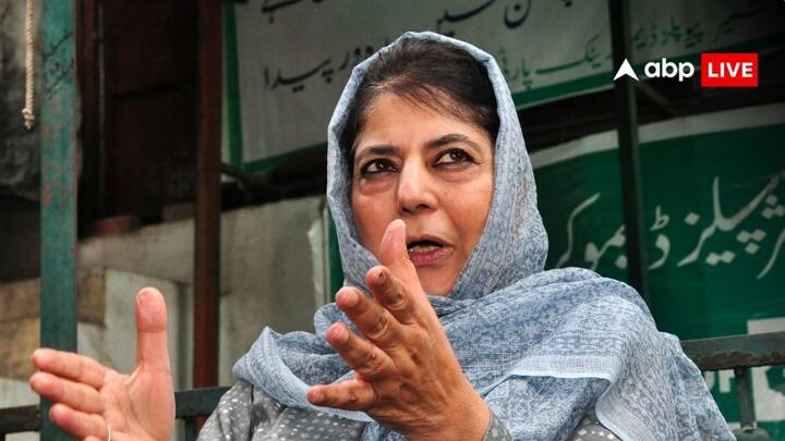 पीडीपी ने पिछले चुनाव में 28 सीटें जीती थी और भाजपा के साथ गठबंधन करके सरकार बनाई थी. जो इस बार तीन सीटों पर ही सिमट कर रह गई. पिछली सरकार में पीडीपी ने भाजपा के साथ गठबंधन किया था इसलिए उनको लेकर जनता में नाराजगी थी. नाराजगी इस कदर देखने को मिली कि पीडीपी अपनी पैतृक सीट पर 9000 वोटों से हार गई.