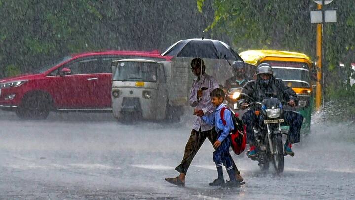 তবে আগামী ২৪ ঘণ্টায় উত্তর ও দক্ষিণ ২৪ পরগনা, হুগলি এবং নদিয়ায় হালকা বৃষ্টি হতে পারে। উত্তরবঙ্গেও কোথাও মেঘলা আকাশ, কোথাও রোদ। ভারী বৃষ্টির সম্ভাবনা নেই। 