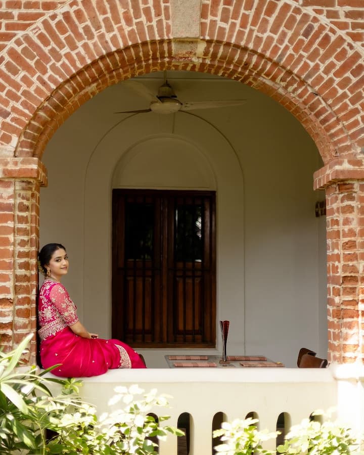 ఈ ఫోటోలను ఇన్​స్టాలో షేర్ చేస్తూ.. Just blushin awayy ❤️ అంటూ క్యాప్షన్ ఇచ్చింది. ఈ ఫోటోలకు ఆమె అభిమానులు హార్ట్స్​తో ప్రేమను వ్యక్తం చేస్తున్నారు. Beautiful ❤️ అంటూ కాంప్లిమెంట్స్ ఇస్తున్నారు.(Images Source : Instagram/Keerthy Suresh)