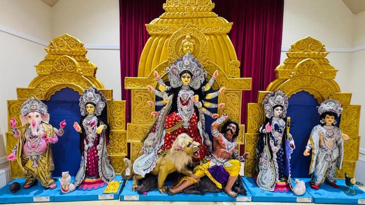 Durga Puja Dorset Indian Association: বেনারসি শাড়ি, ফুলের মালা, অস্ত্র, গহনায় মৃন্ময়ীর রূপ আপনাকে আকর্ষণ করবে, একথা নিশ্চিত ভাবেই বলা যায়। এবছর পুজো হচ্ছে ডরসেটের Horton & Village Chalbury  হল- এ।