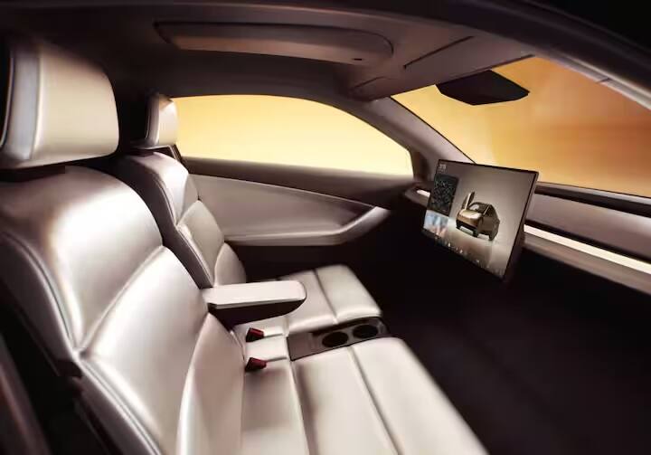 એલોન મસ્કે કહ્યું કે આ રોબોટેક્સીનું ઉત્પાદન વર્ષ 2026માં શરૂ થઈ શકે છે. તે જ સમયે, આ વાહનને 30 હજાર ડોલરથી ઓછી કિંમતમાં બજારમાં ઉતારી શકાય છે. ભારતીય ચલણમાં આ રકમ લગભગ 25 લાખ રૂપિયા છે.