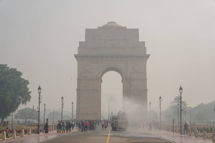 केंद्रीय प्रदूषण नियंत्रण बोर्ड के अनुसार राष्ट्रीय राजधानी में सुबह नौ बजे वायु गुणवत्ता सूचकांक 132 दर्ज किया गया, जो मध्यम श्रेणी में आता है.