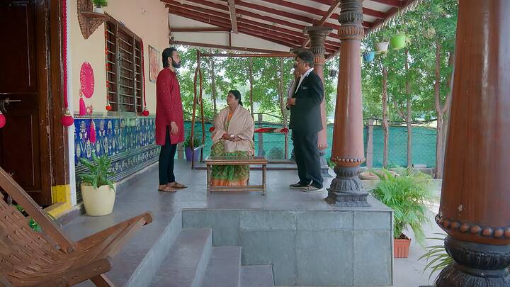 కరిగిపోయిన రాజ్..పాపం మా అత్తగారు అనుకుంటూ బయలుదేరుతాడు..ఈ విషయం కనకంకి చెప్పేందుకు కాల్ చేస్తారు అపర్ణ, ఇందిరాదేవి. మరోవైపు కనకం ... ఆగదు ఆగదు సాంగేసుకుని జీవించేస్తుంది. నేను పోయేలోపు ఈ ఇంటిని ముగ్గురు అల్లుళ్ల పేరుమీద రాయండి.. కూతుర్ల పేరుమీదుంటే అల్లుళ్లను లెక్కచేయరు అంటుంది