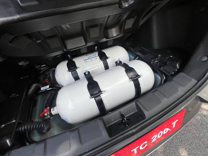 আমরা গাড়ির পেট্রোল মোড অন করিনি। অফিসিয়াল দক্ষতার পরিসংখ্যানও 24 কিমি/কেজি। নেক্সন সিএনজি শুধুমাত্র একটি ম্যানুয়াল সহ আসে তবে আমরা মনে করি একটি এএমটি আরও ভাল হত কারণ ম্যানুয়ালটি কিছুটা লম্বা ছিল। যদিও ক্লাচ হালকা।