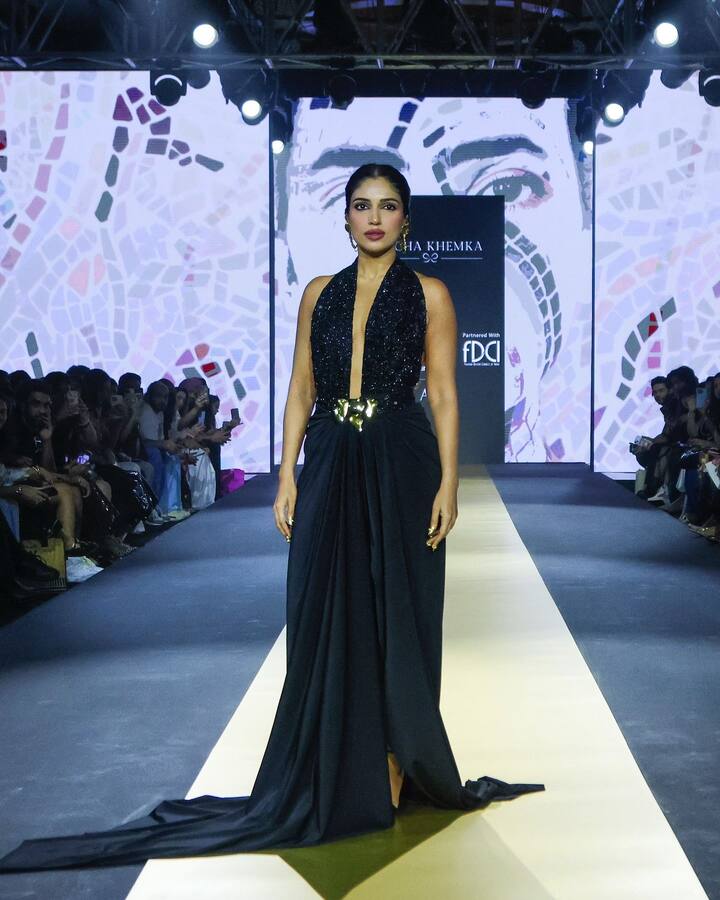 Walking down the ramp, Bhumi exuded an air of goddess-like aura as she confidently wore the outfit.
